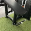 Láberősítő gép - fekvő lábhajlítás (Leg Curl)
